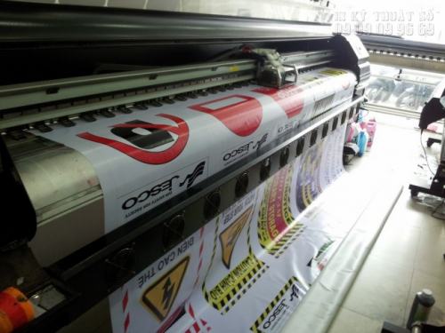 Máy in hiflex mực dầu khổ lớn 3m2 sử dụng đầu phun Nhật Bản cho thành phẩm có độ mịn cao, hình ảnh sắc nét, đẹp và bền màu