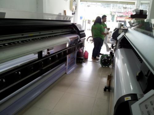 Nhân viên đứng máy in trực tiếp giám sát hàng chạy, từng đơn hàng của khách