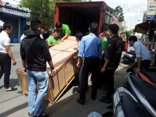 Nhân viên In Kỹ Thuật Số nhận máy in từ nhà cung cấp chuyên nghiệp