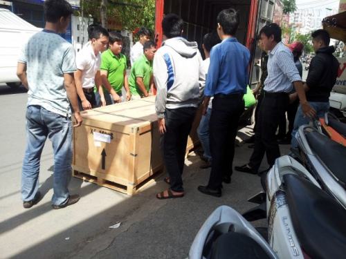 Nhân viên In Kỹ Thuật Số nhận máy in từ nhà cung cấp