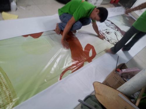 Nhân viên gia công thực hiện dán nối cho phông nền sự kiện khổ lớn từ chất liệu hiflex Nhân viên gia công thực hiện dán nối cho phông nền sự kiện khổ lớn từ chất liệu hiflex