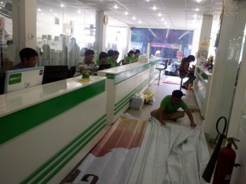 Gia công dán biên cho phông nền quảng cáo khổ lớn, treo dọc các tòa nhà - thực hiện in ấn và gia công bởi In Kỹ Thuật Số Gia công dán biên cho phông nền quảng cáo khổ lớn, treo dọc các tòa nhà - thực hiện in ấn và gia công bởi In Kỹ Thuật Số