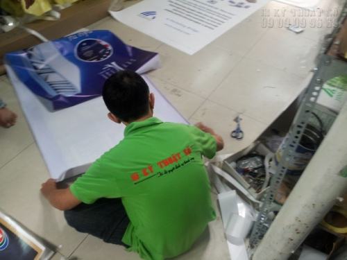 Nhân viên gia công In Kỹ Thuật Số dán biên băng rôn quảng cáo in từ hiflex Nhân viên gia công In Kỹ Thuật Số dán biên băng rôn quảng cáo in từ hiflex