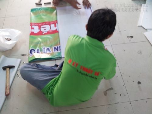 Gia công đóng khoen cho banner hiflex treo phía trước cửa hàng - thực hiện gia công tại In Kỹ Thuật Số Gia công đóng khoen cho banner hiflex treo phía trước cửa hàng - thực hiện gia công tại In Kỹ Thuật Số