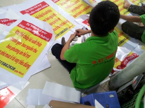Với các biển quảng cáo nhỏ, loại quảng cáo nhà đất thường thấy trên các con đường - nhân viên In Kỹ Thuật Số thực hiện gia công cắt thành phẩm, dán cuốn biên tránh gió thổi rách, đóng khoen để treo hoăc dán biên xỏ cây Với các biển quảng cáo nhỏ, loại quảng cáo nhà đất thường thấy trên các con đường - nhân viên In Kỹ Thuật Số thực hiện gia công cắt thành phẩm, dán cuốn biên tránh gió thổi rách, đóng khoen để treo hoăc dán biên xỏ cây