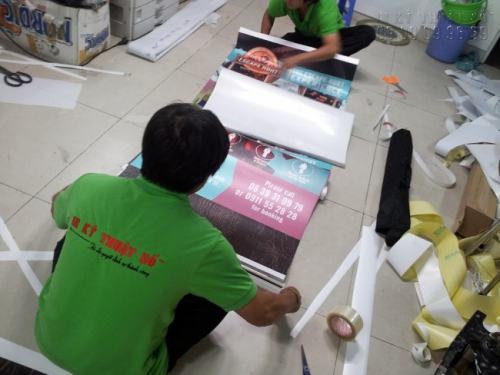 Lắp poster in từ PP vào banner cuốn Lắp poster in từ PP vào banner cuốn