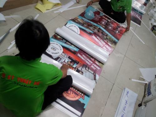 Lắp poster in từ PP vào banner cuốn 1 Lắp poster in từ PP vào banner cuốn 1