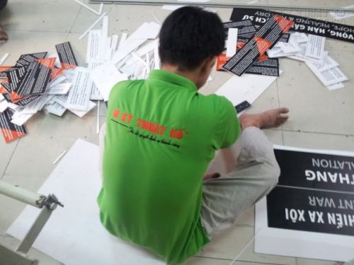 Gia công cán bồi format cho tấm bảng tên nhỏ giới thiệu thông tin, lịch sử bức tranh triển lãm Gia công cán bồi format cho tấm bảng tên nhỏ giới thiệu thông tin, lịch sử bức tranh triển lãm