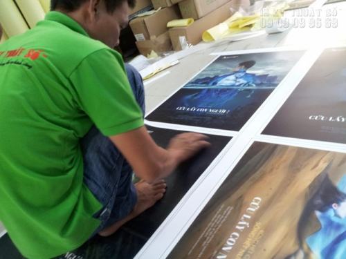 Gia công cán bồi format cho banner treo tường, áp tường | Gia công tỉ mẩn để tránh các bọt khí nổi cộm trên bề mặt Gia công cán bồi format cho banner treo tường, áp tường | Gia công tỉ mẩn để tránh các bọt khí nổi cộm trên bề mặt