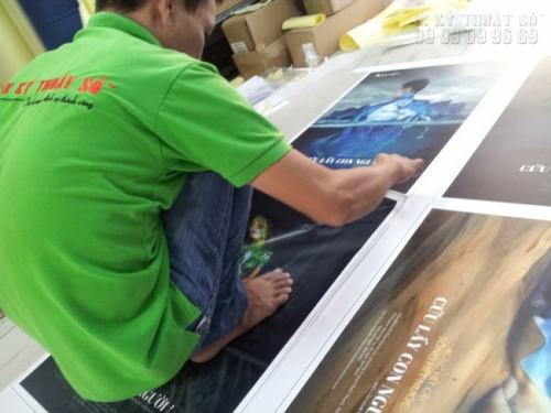 Gia công cán bồi format cho banner treo tường, áp tường | Gia công tỉ mẩn để tránh các bọt khí nổi cộm trên bề mặt 1 Gia công cán bồi format cho banner treo tường, áp tường | Gia công tỉ mẩn để tránh các bọt khí nổi cộm trên bề mặt 1