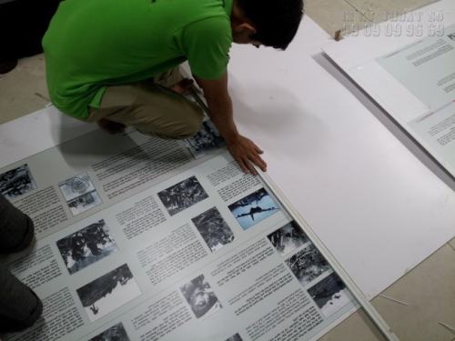 Gia công cán bồi format cho tấm bảng tên nhỏ giới thiệu thông tin, lịch sử bức tranh triển lãm Gia công cán bồi format cho tấm bảng tên nhỏ giới thiệu thông tin, lịch sử bức tranh triển lãm