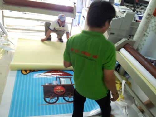 Cán màng cho tấm phông nền khổ lớn in từ PP Cán màng cho tấm phông nền khổ lớn in từ PP