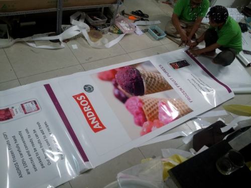 Gia công cán màng bóng cho poster in từ PP Gia công cán màng bóng cho poster in từ PP