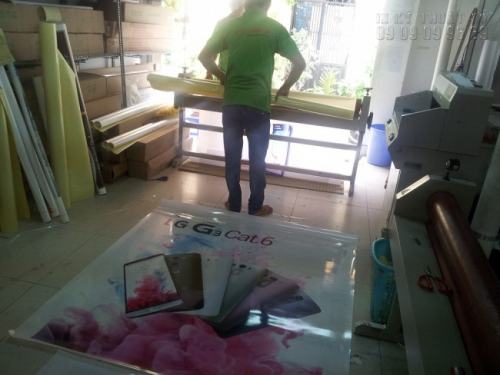 Gia công cán màng cho backlit film làm hộp đèn tại showroom điện thoại Gia công cán màng cho backlit film làm hộp đèn tại showroom điện thoại