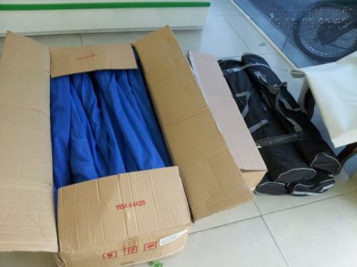 Poster quảng cáo được lắp sẵn trong banner cuốn, đóng gói cẩn thận để giao hàng cho khách tổ chức sự kiện