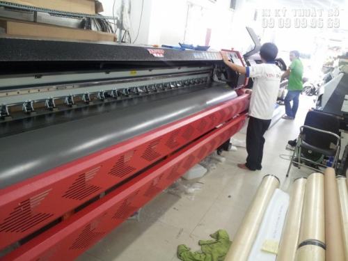 Nhân viên kỹ thuật in ấn đứng máy in, trực tiếp thực hiện đơn hàng in, giám sát hàng in