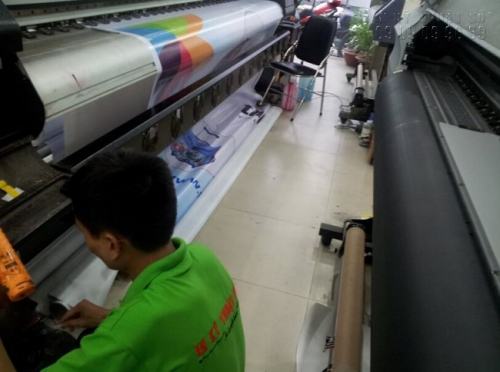 Đội ngũ nhân viên kỹ thuật luôn theo dõi trong quá trình in hiflex để cho ra sản phẩm in chất lượng, màu sắc và hình ảnh chân thật, sắc nét nhất.