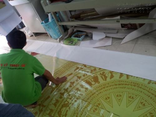 Đội ngũ kỹ thuật luôn theo dõi quá trình in hiflex lấy liền và tận tình kiểm tra, cuốn biên, đóng khoen, xỏ dây,...nếu khách hàng có nhu cầu.