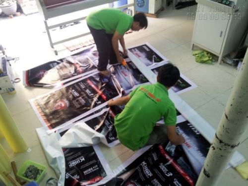 Nhân viên kỹ thuật đang tỉ mỉ gia công sản phẩm in hiflex giá rẻ TPHCM trước khi giao đến tay khách hàng.