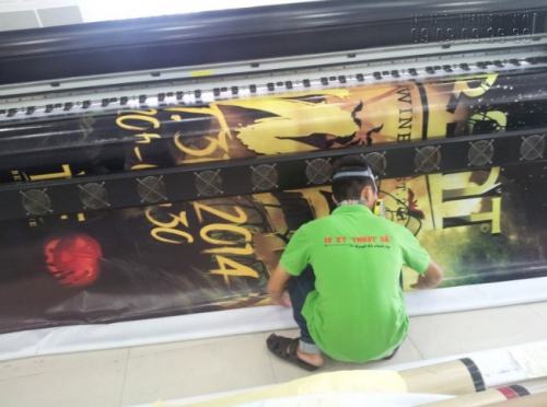 Đội ngũ nhân viên kỹ thuật lành nghề luôn theo dõi, quan sát quá trình in hiflex, đảm bảo chất lượng sản phẩm in khi đến với In Kỹ Thuật Số.