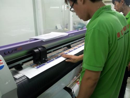 Nhân viên đang tiến hành bế tem nhãn với chất liệu decal nhựa (sữa) giá rẻ bằng máy bế Mimaki, công nghệ Nhật Bản, cho thành phẩm đúng chuẩn kích thước và đảm bảo độ thẩm mĩ cao.