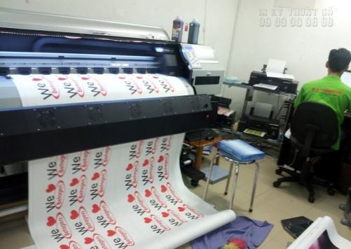 In decal sticker số lượng lớn đang được in trực tiếp trên máy in Nhật Bản với công nghệ in phun kỹ thuật số tại In Kỹ Thuật Số