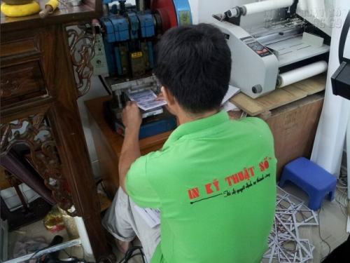 Nhân viên InKyThuatSo đang tiến hành gia công bo tròn 4 góc thẻ nhựa cao cấp cho khách hàng