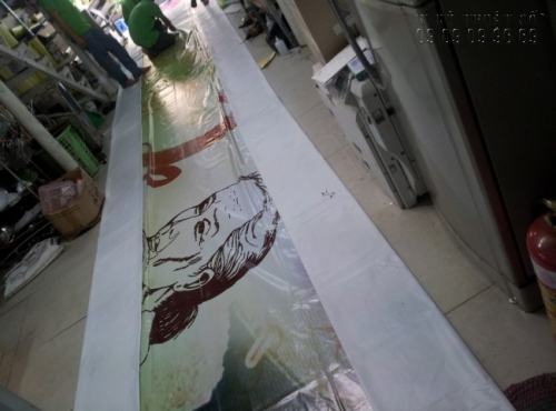 Trước khi đến tay khách hàng, backdrop in hiflex sẽ được kiểm tra, gia công theo yêu cầu đã được thương lượng trước với khách.