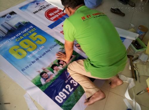 Gia công là công đoạn cuối cùng trước khi sản phẩm đến tay khách hàng, lúc này sản phẩm in sẽ được nhân viên kiểm tra, gia công theo yêu cầu.