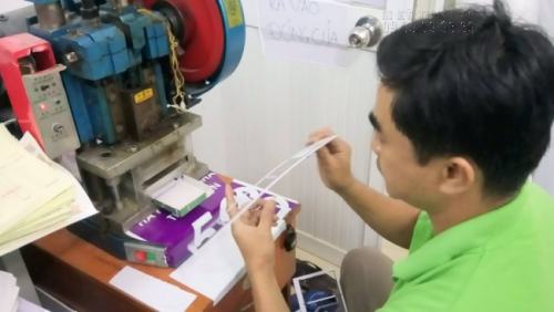 Sử dụng máy gia công thẻ nhựa chuyên nghiệp, nhân viên gia công tận tình gia công thẻ nhựa cho khách hàng, tạo ra sản phẩm cuối cùng đạt chất lượng cao nhất mà InKyThuatSo cung cấp