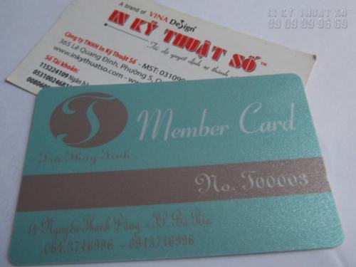 Báo giá in thẻ nhựa nhanh chóng khi bạn gửi yêu cầu đặt in thẻ nhựa về cho InKyThuatSo. In thẻ nhựa thành viên cao cấp trên chất liệu PVC ánh kim siêu đẹp