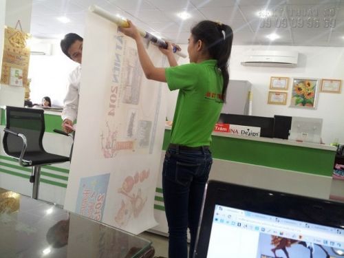 Kh&aacute;ch h&agrave;ng kiểm tra tranh in canvas tại văn ph&ograve;ng xưởng in canvas TPHCM - In Kỹ Thuật Số