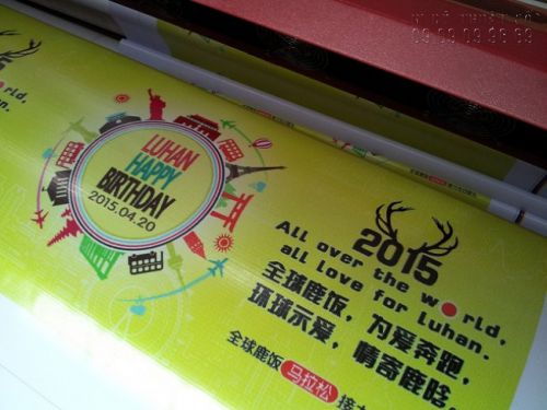In banner cầm tay từ chất liệu hiflex