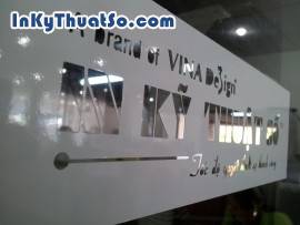 In decal trong suốt trang trí văn phòng làm việc hiện đại