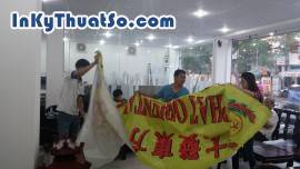 Khách hàng kiểm tra sản phẩm in khi nhận hàng tại 365 Lê Quang Định