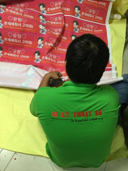 Nhân viên In Kỹ Thuật Số đang gia công sản phẩm in vải Silk cho khách hàng Hàn Quốc Nhân viên In Kỹ Thuật Số đang gia công sản phẩm in vải Silk cho khách hàng Hàn Quốc