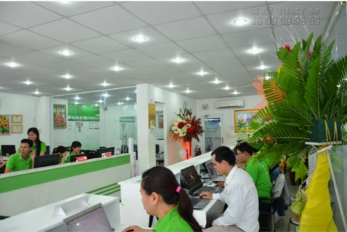 Nhân viên tư vấn và hỗ trợ đặt in uv silk mờ từ khách hàng tại Công ty In Kỹ Thuật Số Nhân viên tư vấn và hỗ trợ đặt in uv silk mờ từ khách hàng tại Công ty In Kỹ Thuật Số