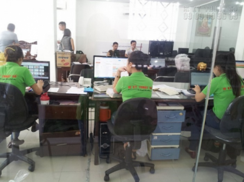 Nhân viên tư vấn và hỗ trợ đặt in uv bạt không gân từ khách hàng tại Công ty In Kỹ Thuật Số Nhân viên tư vấn và hỗ trợ đặt in uv bạt không gân từ khách hàng tại Công ty In Kỹ Thuật Số