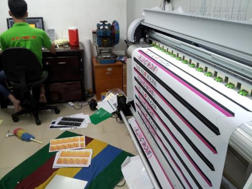 Dải băng đeo chéo đang được in từ máy in khổ lớn Dải băng đeo chéo đang được in từ máy in khổ lớn