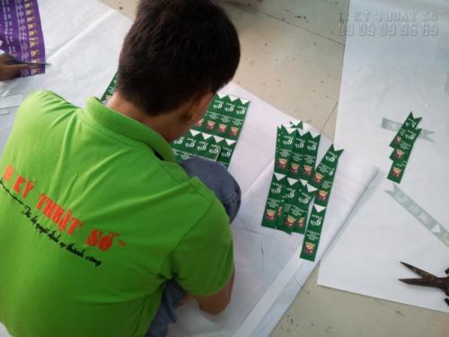 Nhân viên In Kỹ Thuật Số đang gia công thành phẩm in đuôi nheo cho khách hàng Nhân viên In Kỹ Thuật Số đang gia công thành phẩm in đuôi nheo cho khách hàng