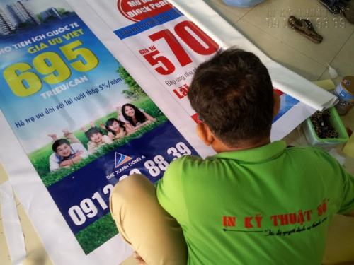 Nhân viên In Kỹ Thuật Số đang gia công thành phẩm in cờ phướn, cờ đuôi nheo,... cho khách hàng Nhân viên In Kỹ Thuật Số đang gia công thành phẩm in cờ phướn, cờ đuôi nheo,... cho khách hàng
