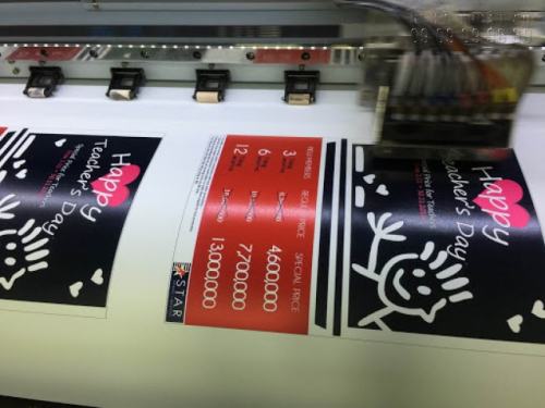 Với việc sử dụng máy in hiện đại, sử dụng đầu phun Nhật Bản cho độ mịn màu in cao. Ấn phẩm decal tem nhãn sticker đang được in ấn bởi máy in UV tại In Kỹ Thuật Số Với việc sử dụng máy in hiện đại, sử dụng đầu phun Nhật Bản cho độ mịn màu in cao. Ấn phẩm decal tem nhãn sticker đang được in ấn bởi máy in UV tại In Kỹ Thuật Số