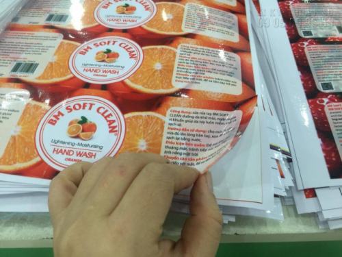 Tiến hành in decal tem nhãn trên chất liệu decal sữa, decal pp,... lấy liền, in đẹp, giá rẻ cho mọi khách hàng có nhu cầu Tiến hành in decal tem nhãn trên chất liệu decal sữa, decal pp,... lấy liền, in đẹp, giá rẻ cho mọi khách hàng có nhu cầu