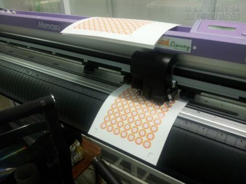 Trực tiếp bế tem nhãn decal, decal dán chai lọ bằng máy bế hoạt động theo tiêu chuẩn cao từ Nhật Bản Mimaki tại Công ty TNHH In Kỹ Thuật Số Trực tiếp bế tem nhãn decal, decal dán chai lọ bằng máy bế hoạt động theo tiêu chuẩn cao từ Nhật Bản Mimaki tại Công ty TNHH In Kỹ Thuật Số