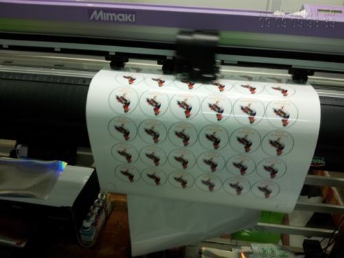 Công ty TNHH In Kỹ Thuật Số trực tiếp cho nhân viên gia công bế Decal nước bằng máy bế Mimaki Nhật Bản cho thành phẩm kích thước đảm bảo chính xác và thẩm mỹ Công ty TNHH In Kỹ Thuật Số trực tiếp cho nhân viên gia công bế Decal nước bằng máy bế Mimaki Nhật Bản cho thành phẩm kích thước đảm bảo chính xác và thẩm mỹ