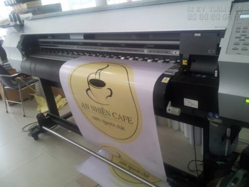 Công ty TNHH In Kỹ Thuật Số trực tiếp tiến hành in Decal quảng cáo bằng máy in khổ lớn nhập khẩu từ Nhật Bản mang lại hiệu quả cao. Máy in đang thực hiện in Decal quảng cáo cho quán Cafe An Nhiên
