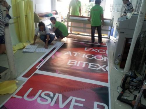 Nhân viên gia công Công ty TNHH In Kỹ Thuật Số đang tiến hành gia công thành phẩm in Decal quảng cáo cho khách hàng đặt in