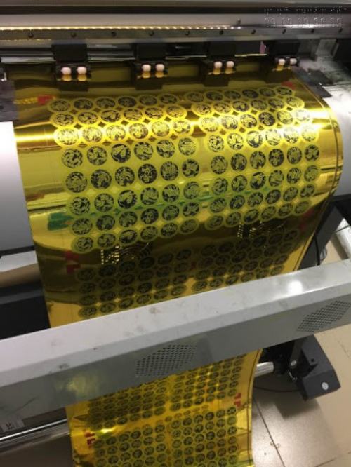 Tem vàng in UV cực đẹp bằng máy in sử dụng công nghệ hiện đại được nhập khẩu từ Nhật Bản bởi In Kỹ Thuật Số