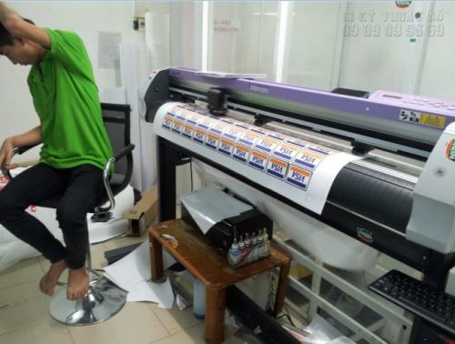 Thành phẩm in Decal nhanh được bế nhanh chóng, chính xác bằng máy gia công bế chuyên nghiệp Mimaki
