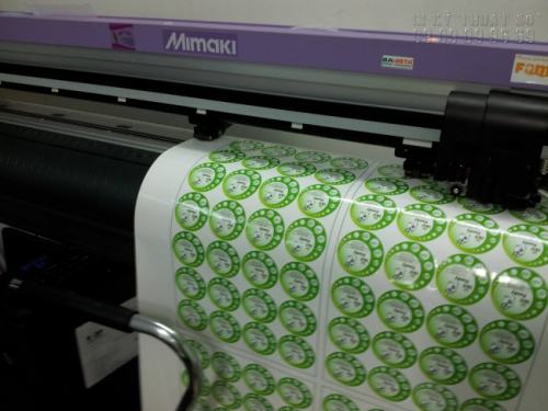 Công ty TNHH In Kỹ Thuật Số - Digital Printing chuyên sử dụng máy bế Mimaki Nhật Bản để gia công cấn bế thành phẩm Decal cán màng bóng sau in chất lượng cao, bế chính xác theo đường viền Công ty TNHH In Kỹ Thuật Số - Digital Printing chuyên sử dụng máy bế Mimaki Nhật Bản để gia công cấn bế thành phẩm Decal cán màng bóng sau in chất lượng cao, bế chính xác theo đường viền